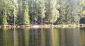 Järven eteläpäässä on kalastajille laavu nuotiosijoineen, jonne paistaa hyvin iltapäivän aurinko.