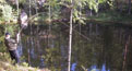 Torisevan vesi näyttää pikimustalta, mutta syvyys harhauttaa. Ankarasti taisteleva kirjolohi näkyy hyvin veteen ja kalastajan on helppo seurata kalan temppuja. 